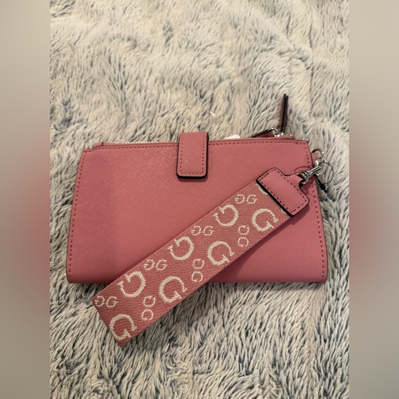 🌺NWT Guess Wristlet🌺 - Picture 8 of 9